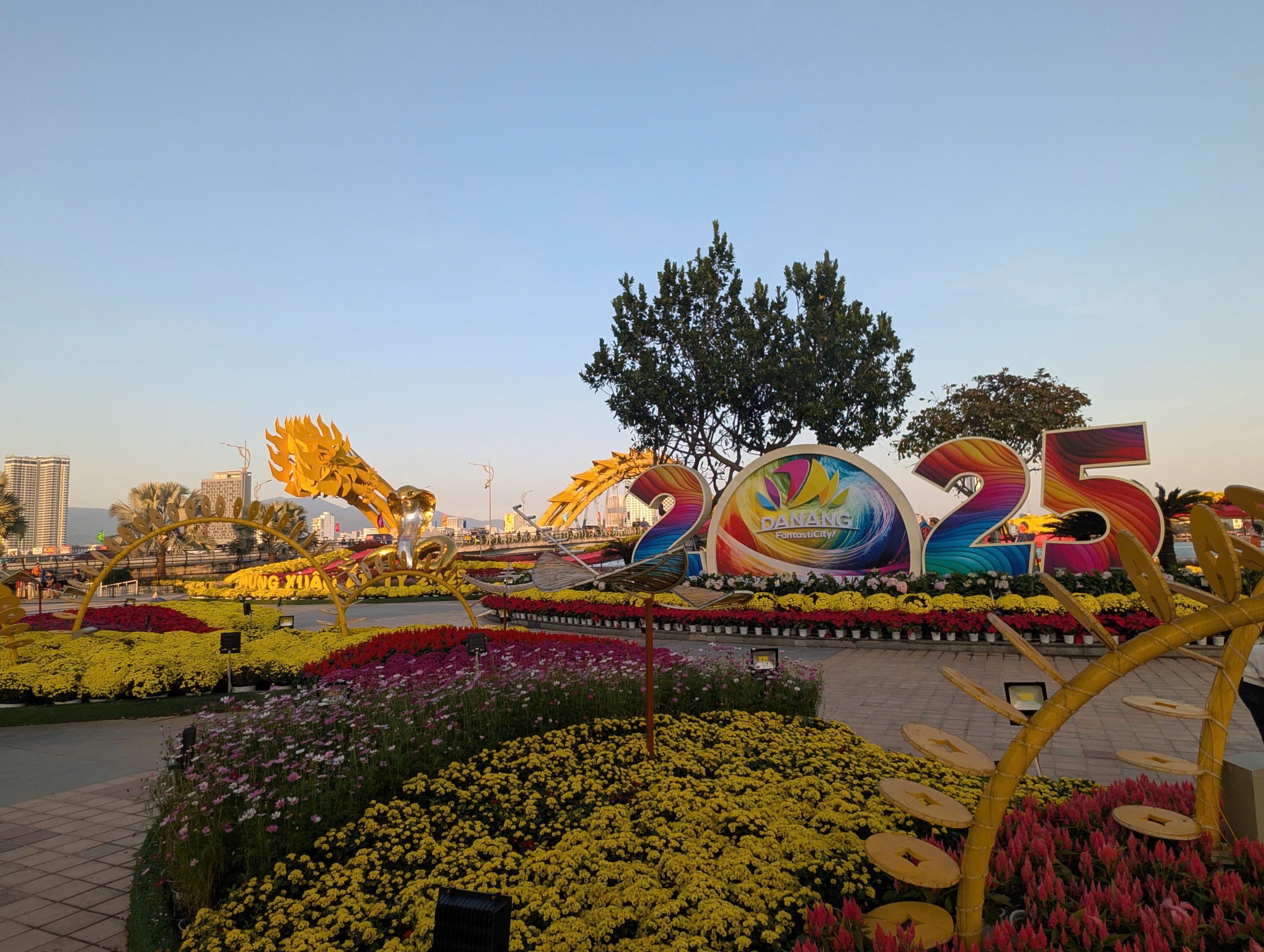 Ngắm linh vật rắn hồng độc đáo tại Đà Nẵng trong ngày Tết - Ảnh 6. Ngắm linh vật rắn hồng độc đáo tại Đà Nẵng trong ngày Tết - Ảnh 6.