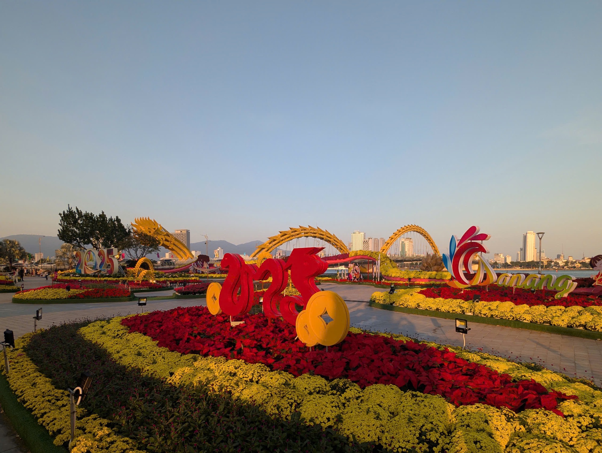 Ngắm linh vật rắn hồng độc đáo tại Đà Nẵng trong ngày Tết - Ảnh 7. Ngắm linh vật rắn hồng độc đáo tại Đà Nẵng trong ngày Tết - Ảnh 7.