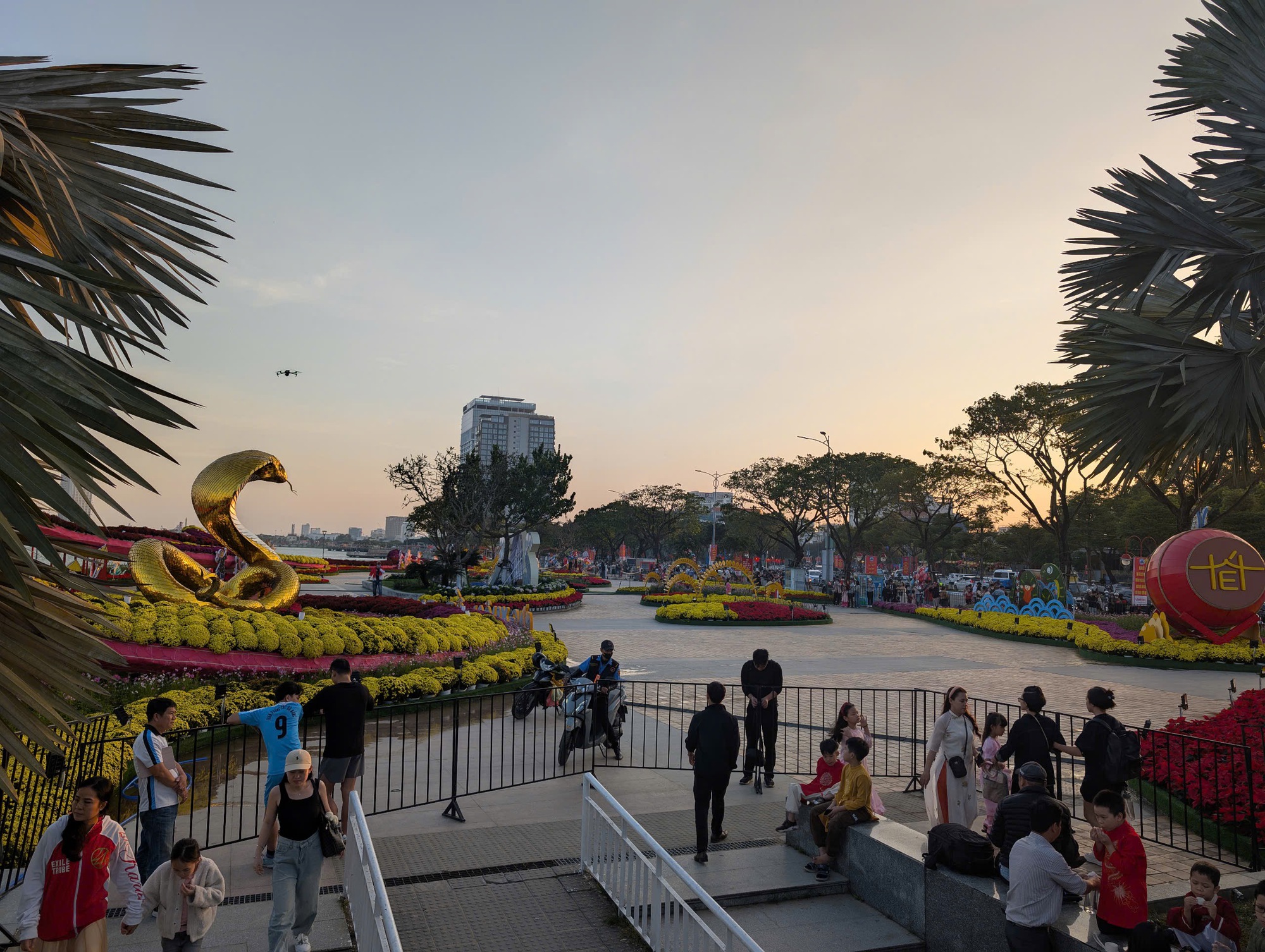 Ngắm linh vật rắn hồng độc đáo tại Đà Nẵng trong ngày Tết - Ảnh 9. Ngắm linh vật rắn hồng độc đáo tại Đà Nẵng trong ngày Tết - Ảnh 9.