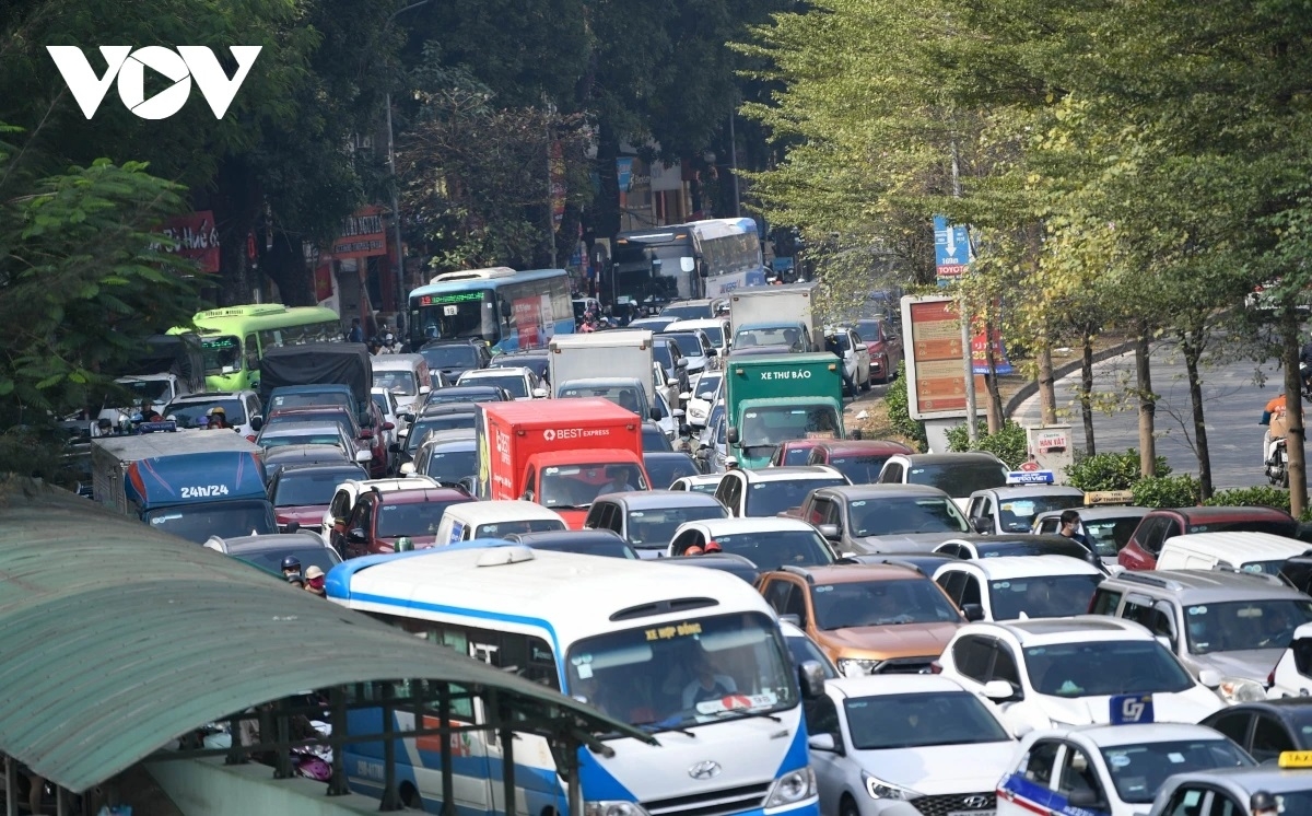 Kinh nghiệm lái xe Tết Nguyên đán an toàn và suôn sẻ trong dịp lễ - Ảnh 2.