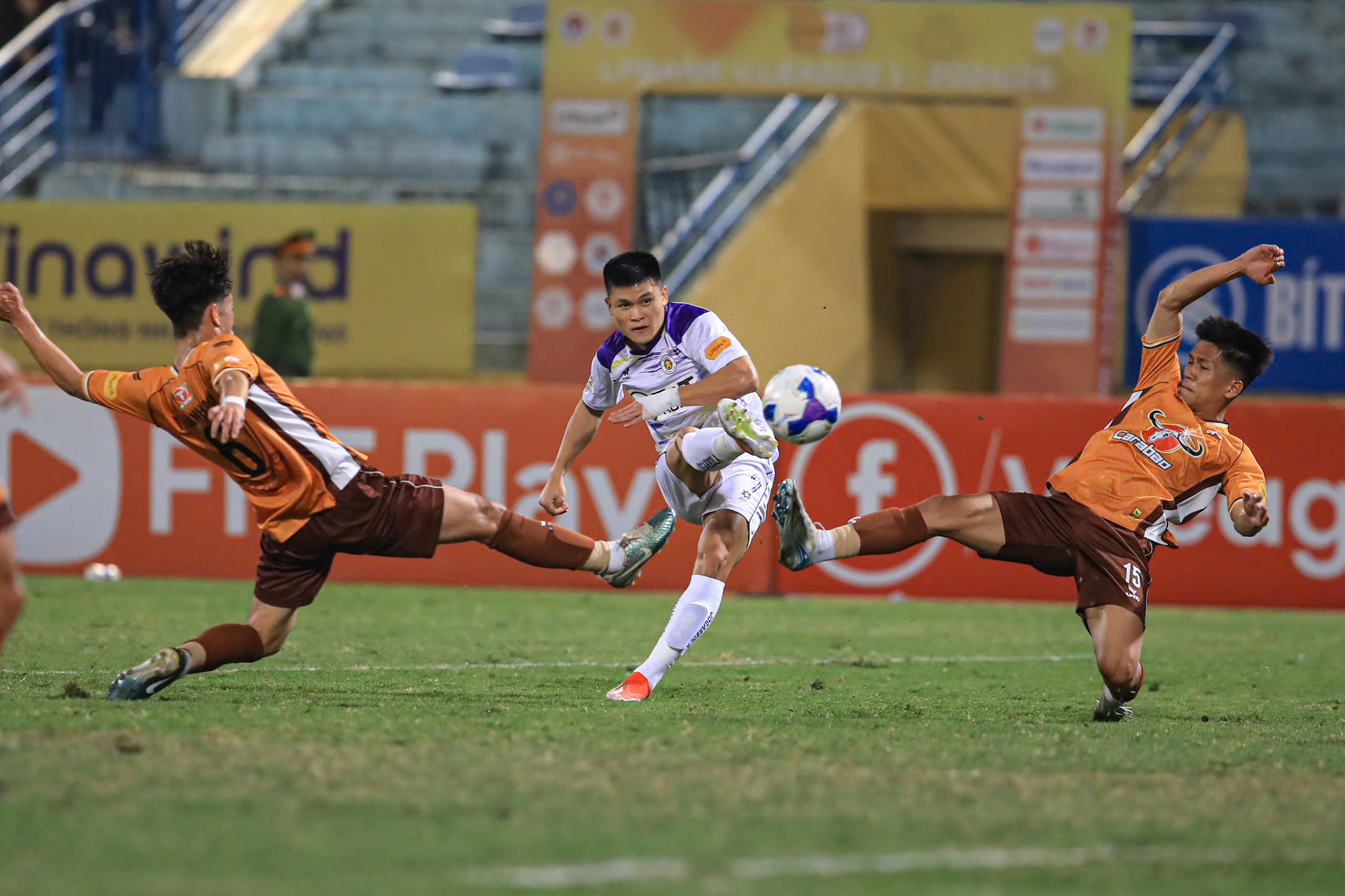 H&agrave;nh động 10 điểm của trung vệ Đỗ Duy Mạnh, chỉ một phản ứng cực nhanh trước sự cố l&agrave; biết tử tế thế n&agrave;o- Ảnh 7.