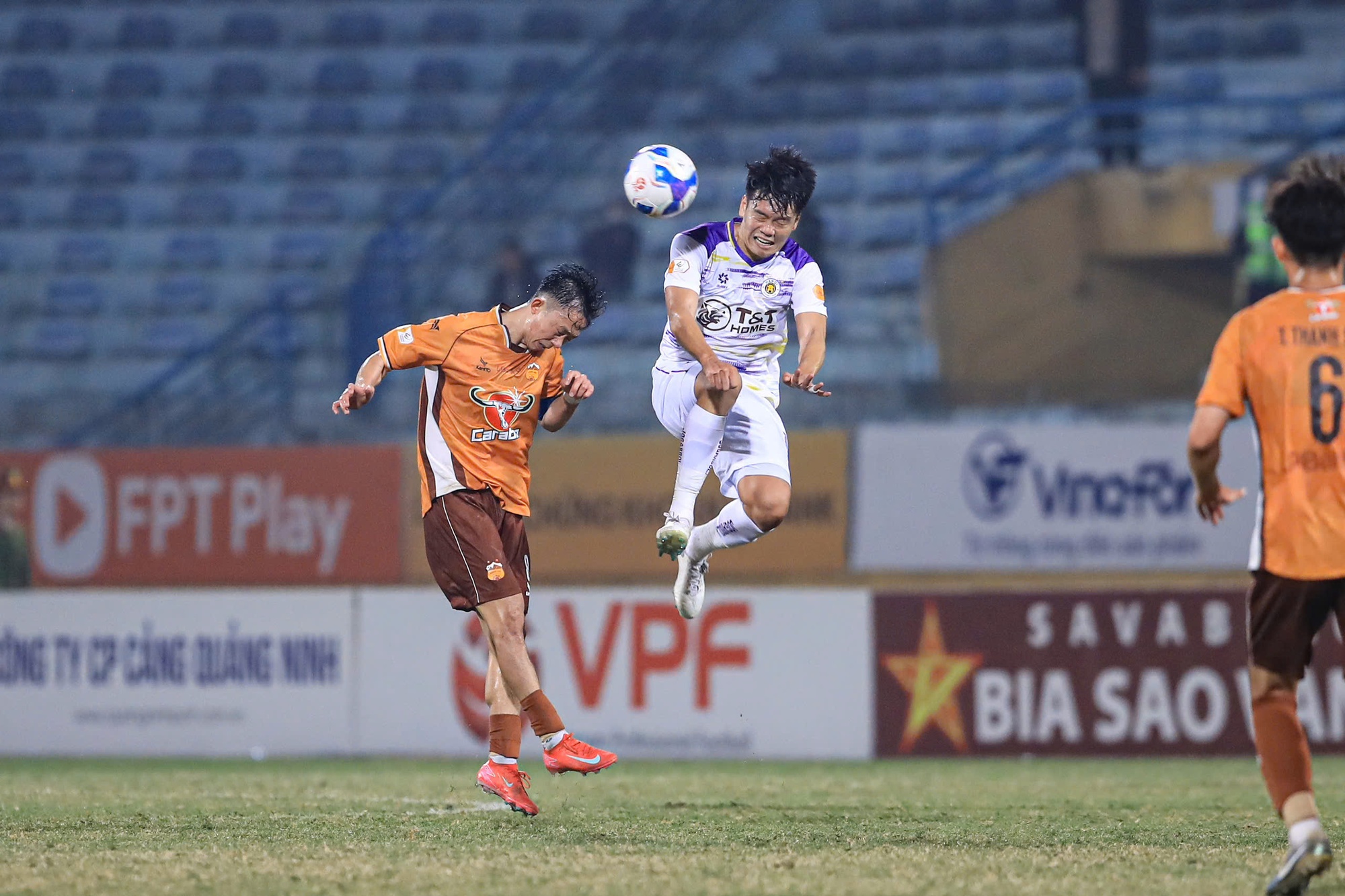 H&agrave;nh động 10 điểm của trung vệ Đỗ Duy Mạnh, chỉ một phản ứng cực nhanh trước sự cố l&agrave; biết tử tế thế n&agrave;o- Ảnh 6.