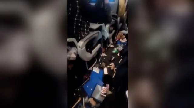 Cảnh hỗn loạn trên máy bay. Ảnh: CNN Cảnh hỗn loạn trên máy bay. Ảnh: CNN