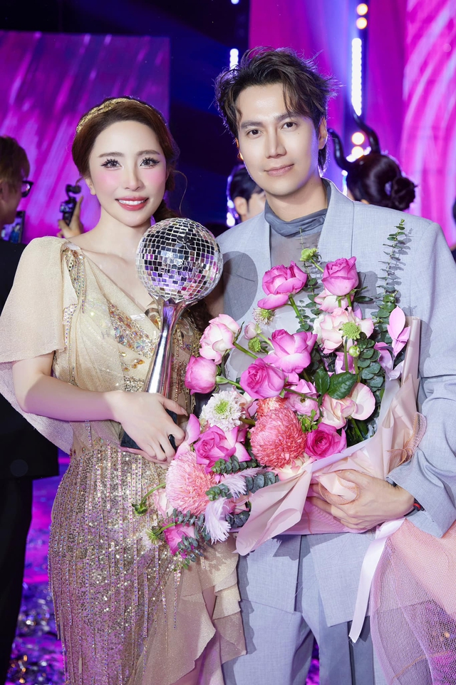 Cặp đ&ocirc;i diễn vi&ecirc;n Vbiz c&ocirc;ng khai b&ecirc;n nhau hậu bị t&oacute;m 1001 hint y&ecirc;u đương?- Ảnh 2.