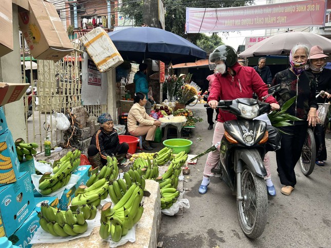 Chợ 'hét giá' hơn nửa triệu/nải chuối, nhiều người đổ vào siêu thị tìm mua - Ảnh 1.