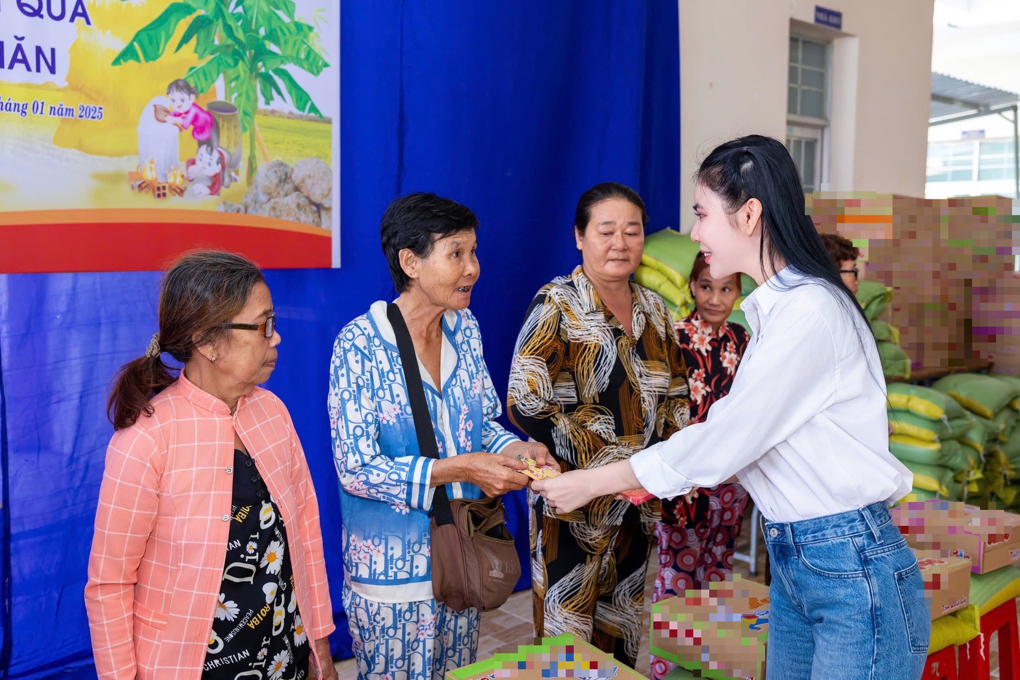 Á hậu Lê Kim Khỏe trao tặng 150 phần quà Tết cho bà con nghèo Cà Mau- Ảnh 4.