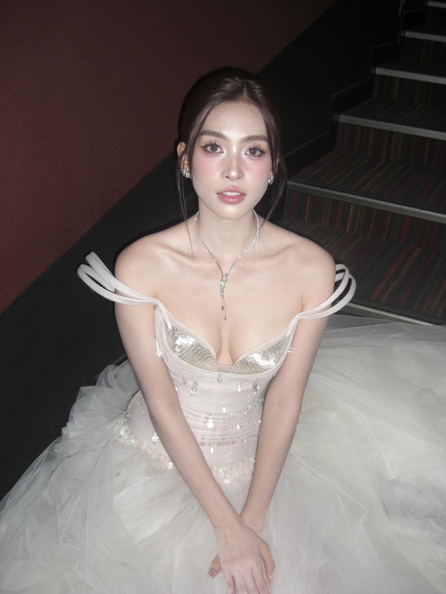 Hoa hậu Tiểu Vy vướng tranh c&atilde;i v&igrave; 1 h&agrave;nh động sai nhưng c&atilde;i đến c&ugrave;ng trước d&agrave;n sao- Ảnh 6.