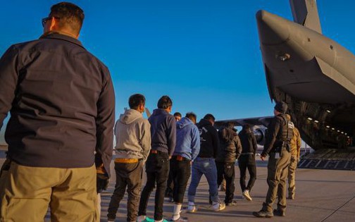 Vụ trục xuất người nhập cư: Tổng thống Trump dọa mạnh tay, Colombia phản đòn tức khắc