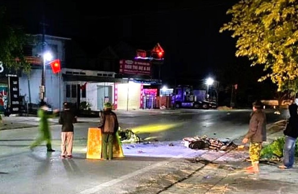 Xe m&aacute;y đấu đầu, 2 thanh ni&ecirc;n tử vong tại chỗ- Ảnh 1.