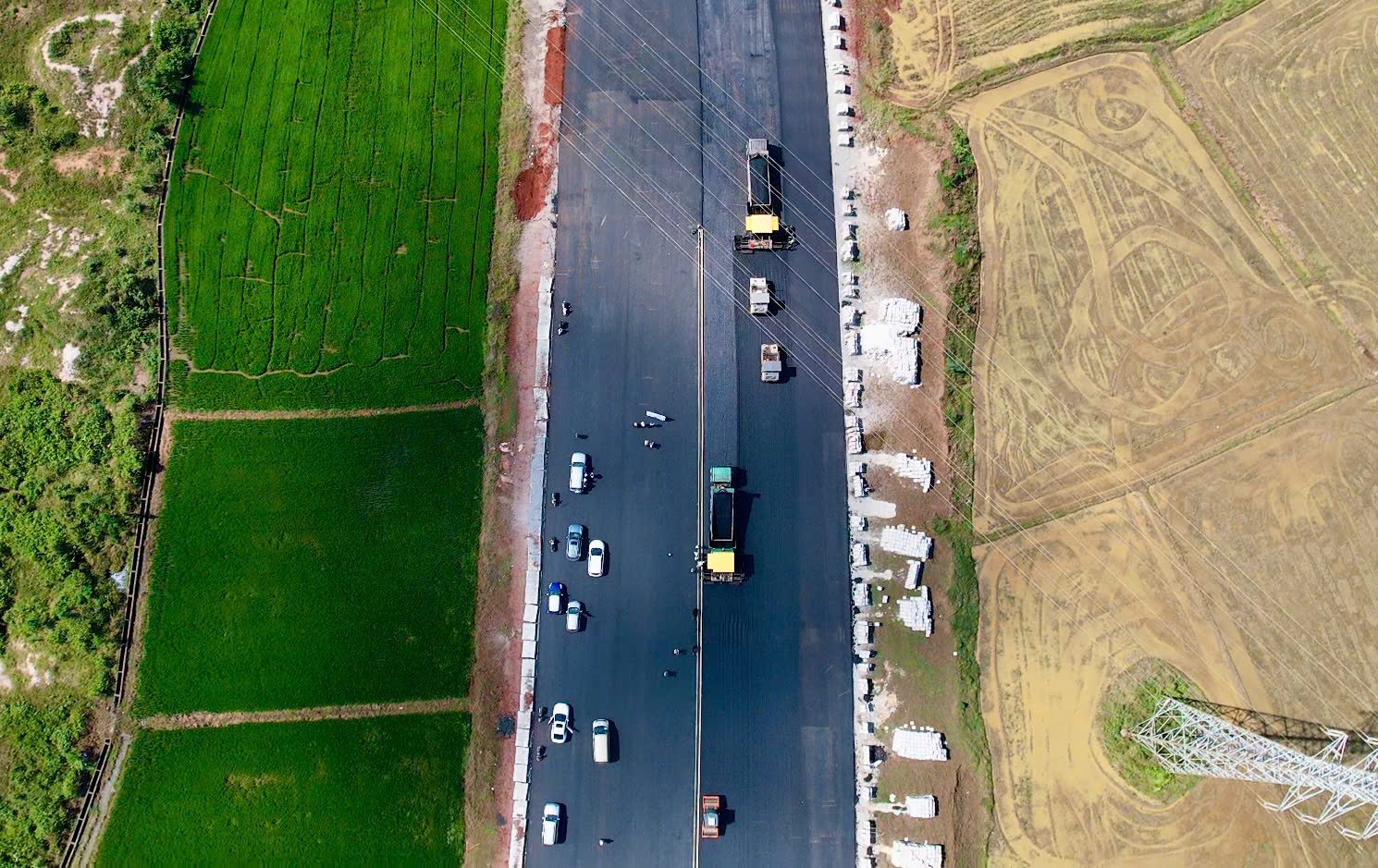 Cận cảnh cao tốc Biên Hòa - Vũng Tàu sau khi thảm lớp nhựa đầu tiên- Ảnh 4. Cận cảnh cao tốc Biên Hòa - Vũng Tàu sau khi thảm lớp nhựa đầu tiên- Ảnh 4.