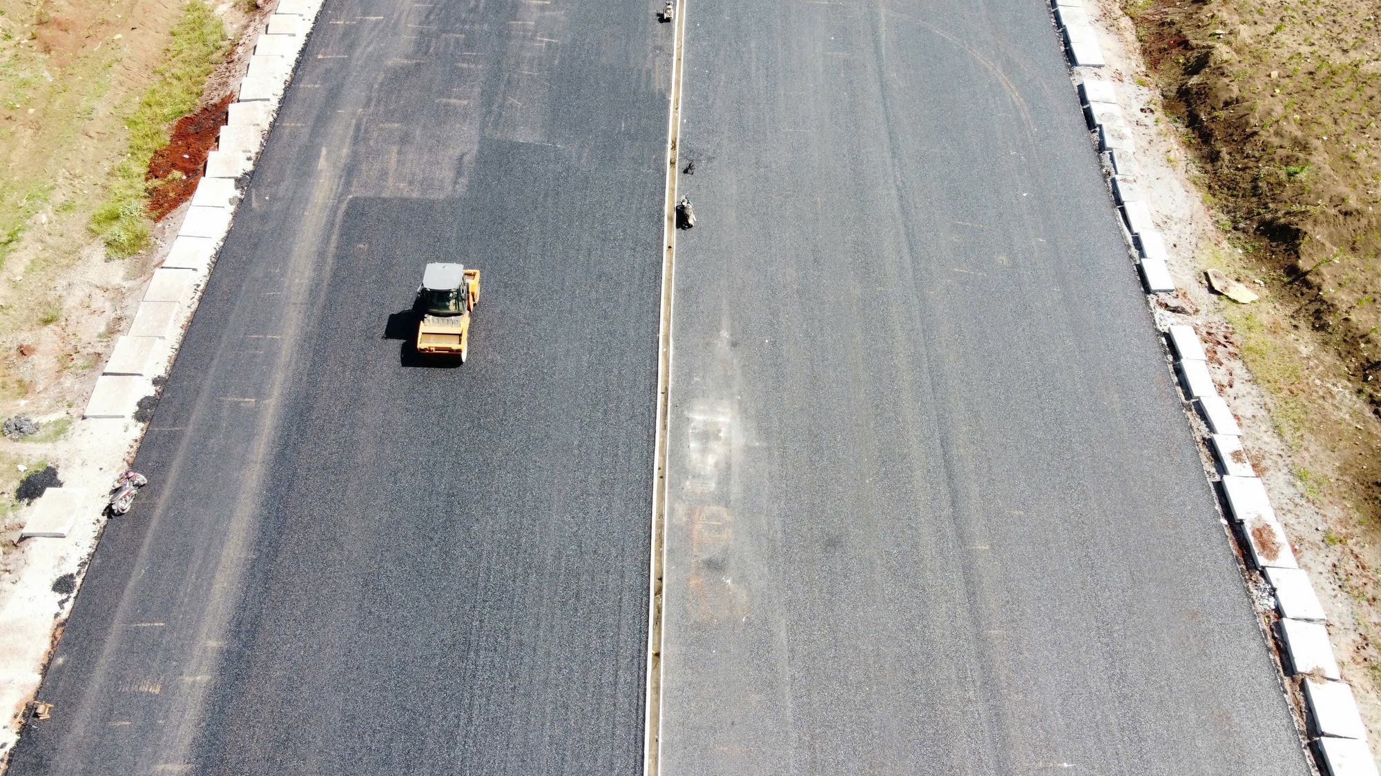 Cận cảnh cao tốc Biên Hòa - Vũng Tàu sau khi thảm lớp nhựa đầu tiên- Ảnh 6. Cận cảnh cao tốc Biên Hòa - Vũng Tàu sau khi thảm lớp nhựa đầu tiên- Ảnh 6.