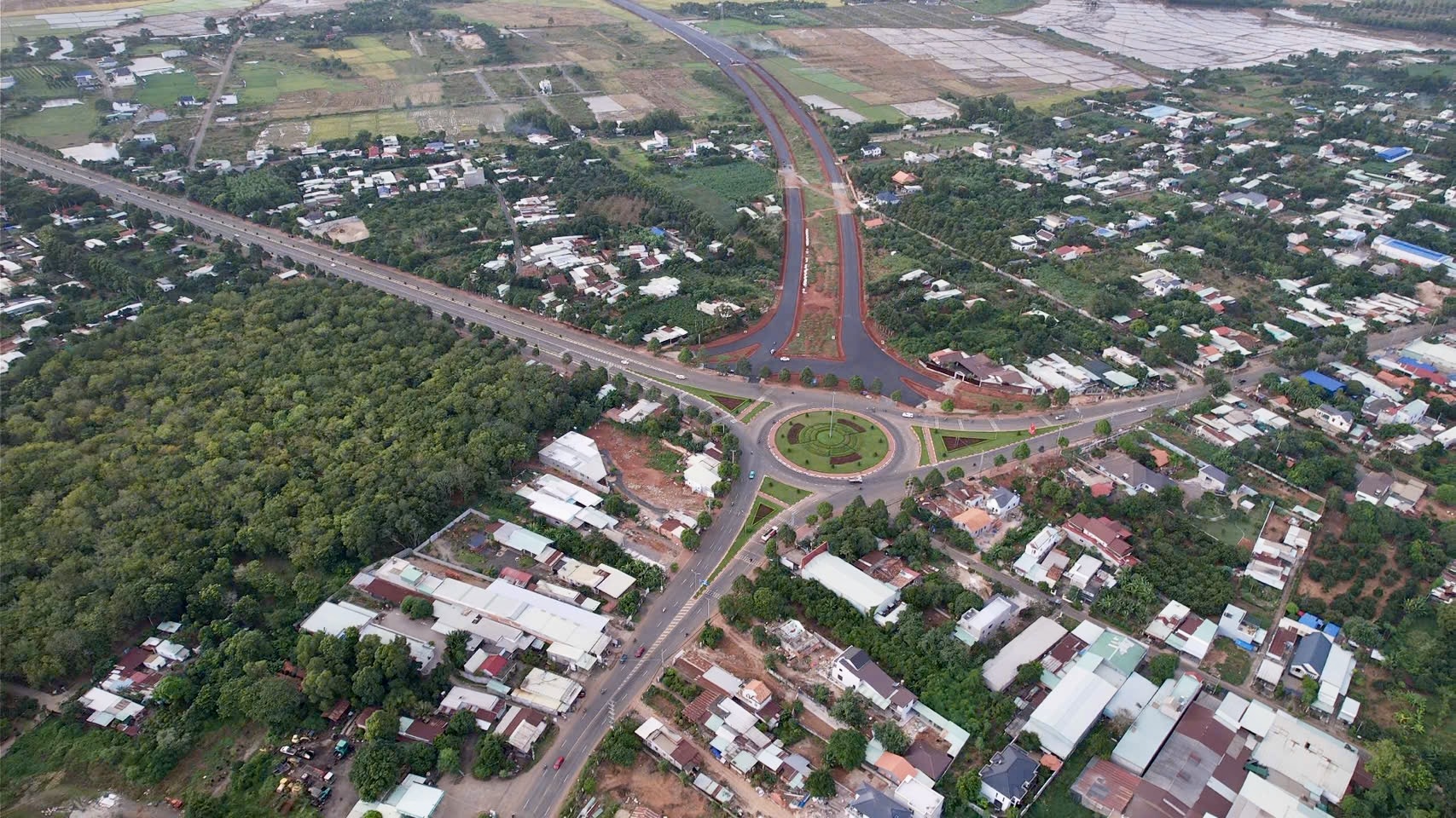 Cận cảnh cao tốc Biên Hòa - Vũng Tàu sau khi thảm lớp nhựa đầu tiên- Ảnh 7. Cận cảnh cao tốc Biên Hòa - Vũng Tàu sau khi thảm lớp nhựa đầu tiên- Ảnh 7.