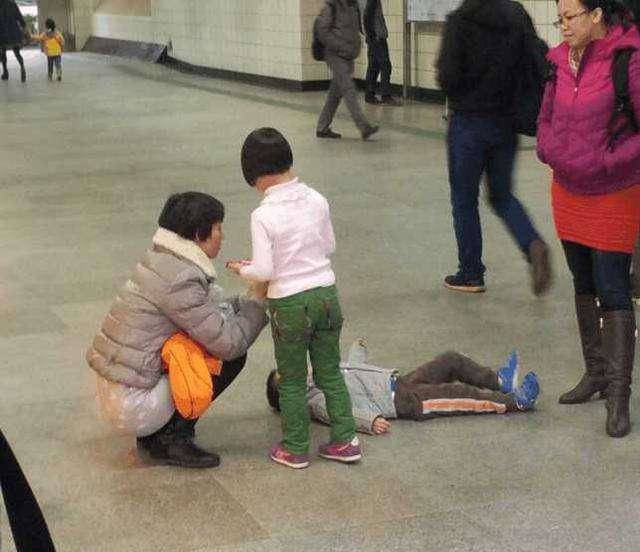 Một người b&agrave; EQ cao v&uacute;t: Ch&aacute;u kh&ocirc;ng chịu trả đồ chơi khi đi mua đồ Tết, b&agrave; chỉ n&oacute;i 1 c&acirc;u được khen ngợi hết lời- Ảnh 1.