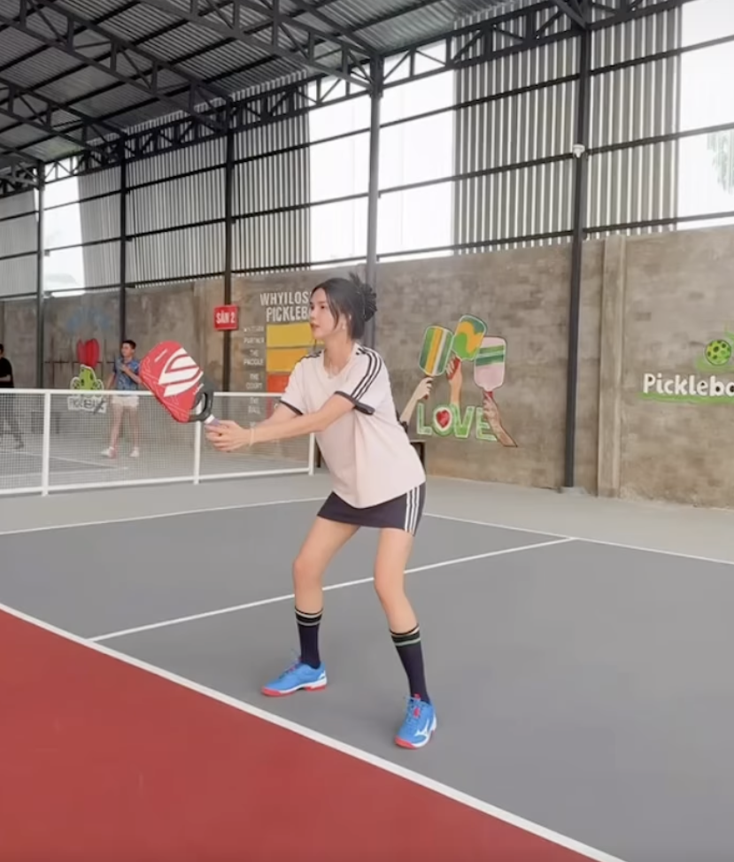 Nàng WAG tất bật gói bánh tét ăn tết vẫn tranh thủ đi chơi pickleball- Ảnh 3.