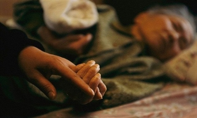 Một m&igrave;nh chăm mẹ chồng suốt 10 năm, đến khi b&agrave; qua đời, t&ocirc;i bị cảnh s&aacute;t t&igrave;m đến tận nh&agrave; m&agrave; ngỡ ng&agrave;ng trước y&ecirc;u cầu được đưa ra- Ảnh 1.