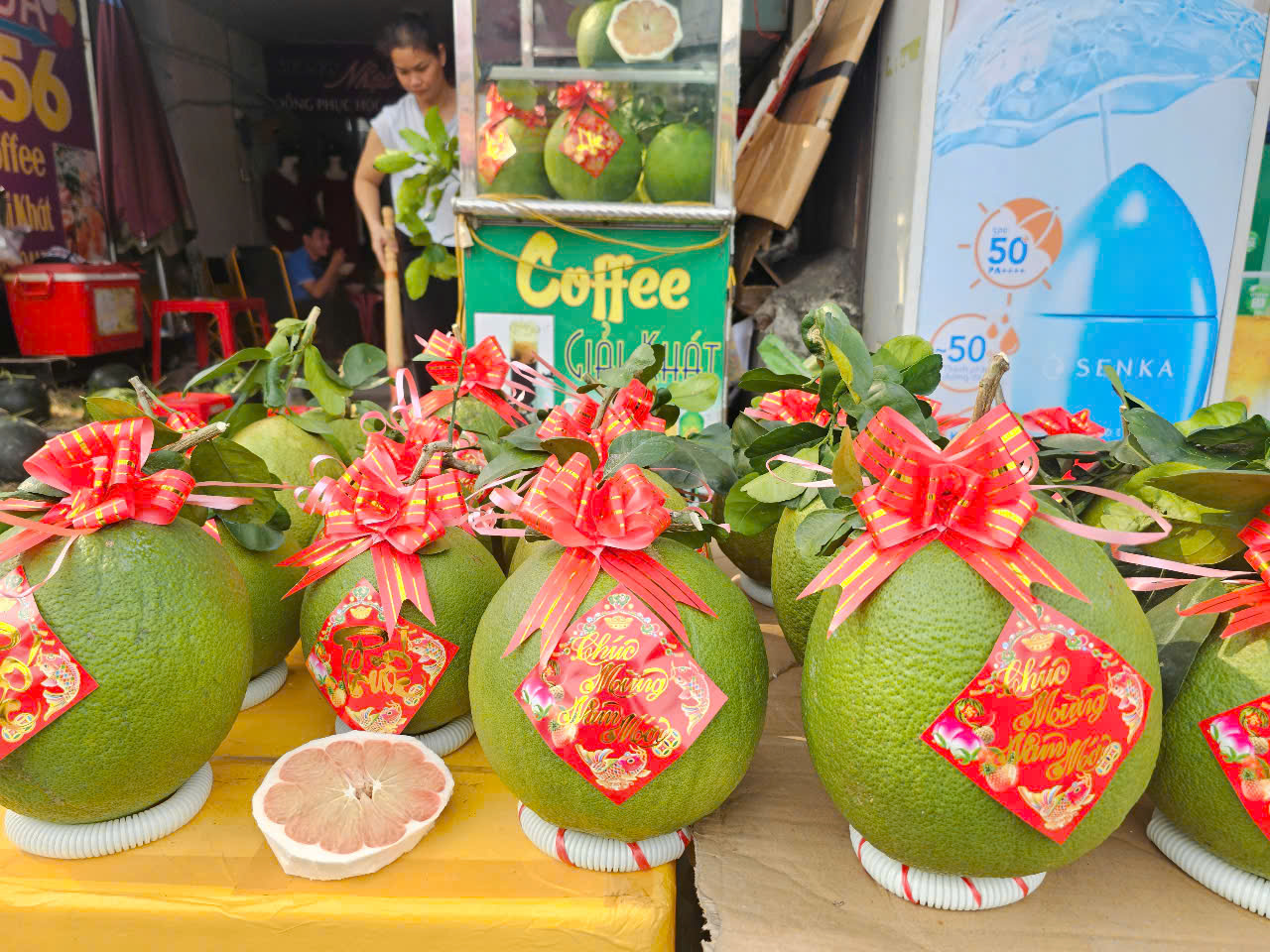 Dưa hấu, bưởi đi&ecirc;u khắc bằng tay, "mạ v&agrave;ng" h&uacute;t kh&aacute;ch cận Tết- Ảnh 8.