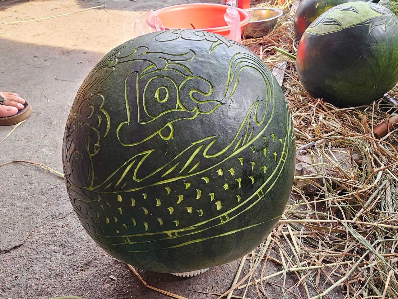 Dưa hấu, bưởi đi&ecirc;u khắc bằng tay, "mạ v&agrave;ng" h&uacute;t kh&aacute;ch cận Tết- Ảnh 9.