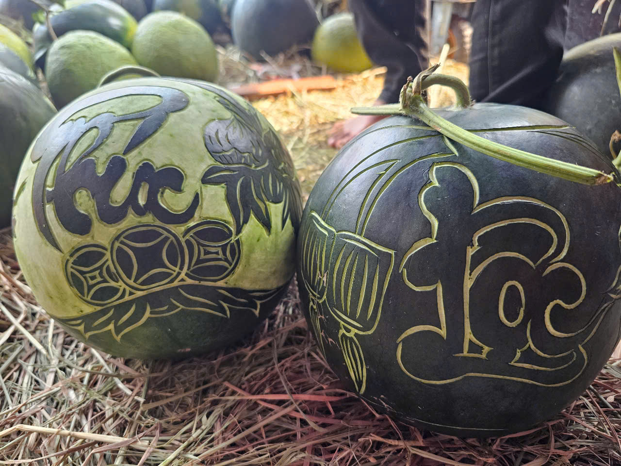 Dưa hấu, bưởi đi&ecirc;u khắc bằng tay, "mạ v&agrave;ng" h&uacute;t kh&aacute;ch cận Tết- Ảnh 6.