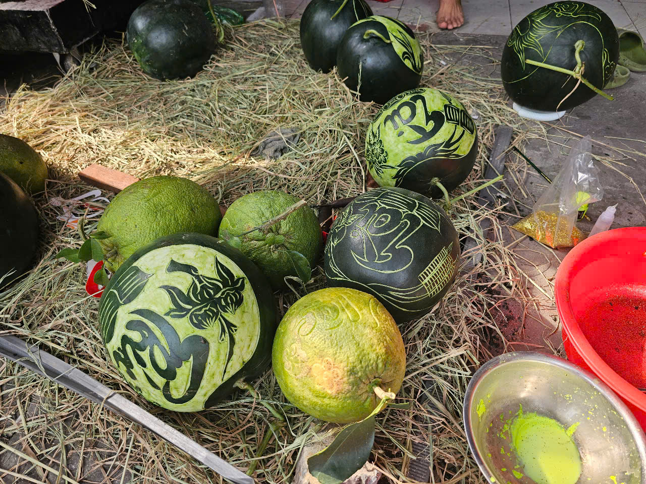 Dưa hấu, bưởi đi&ecirc;u khắc bằng tay, "mạ v&agrave;ng" h&uacute;t kh&aacute;ch cận Tết- Ảnh 5.