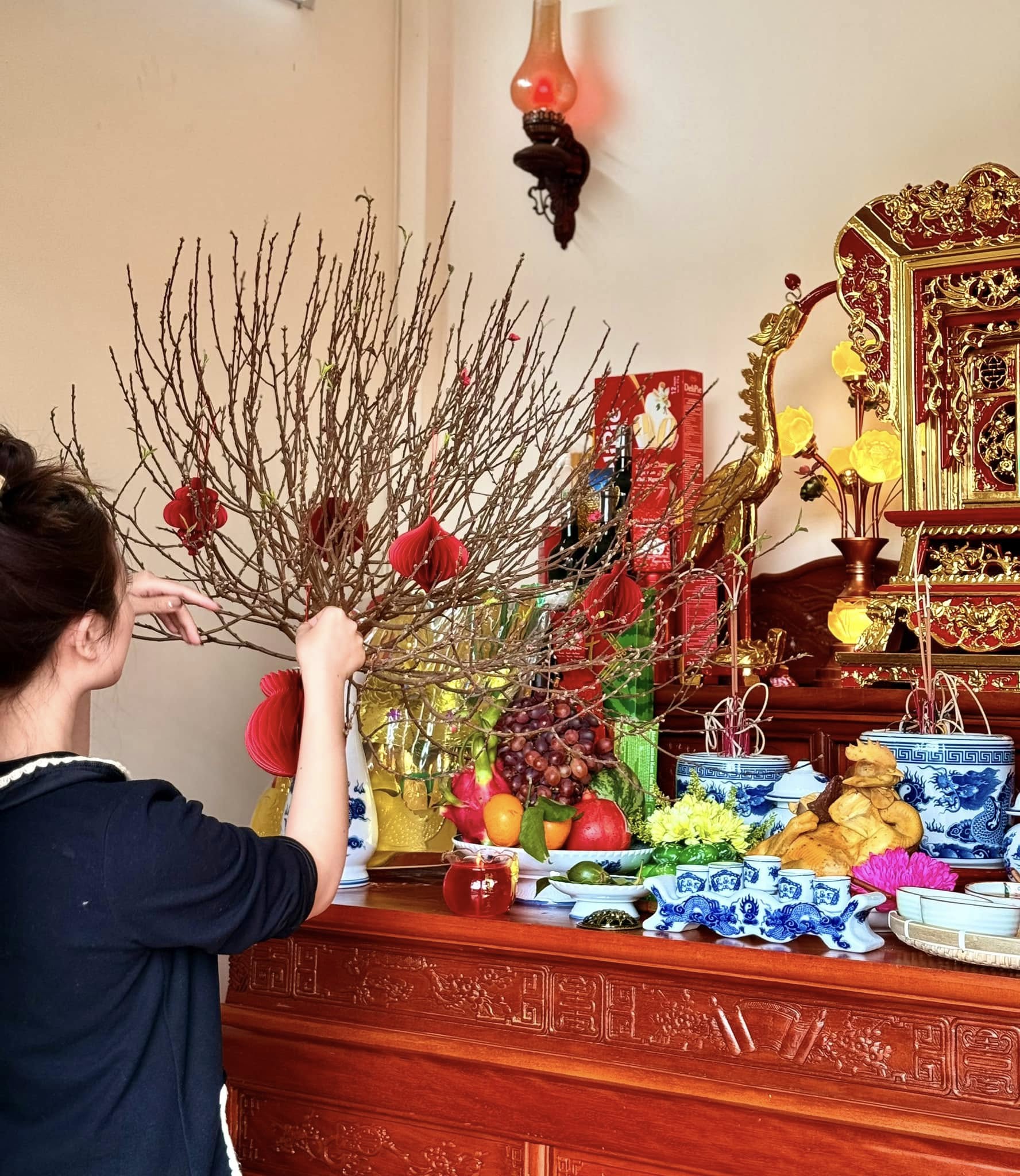 Hội cầu thủ nổi tiếng đ&oacute;n tết: Xu&acirc;n Son "nhập gia tuỳ tục" h&aacute;t karaoke tưng bừng, Văn L&acirc;m c&ugrave;ng vợ bầu decor nh&agrave; cửa - Ảnh 10.