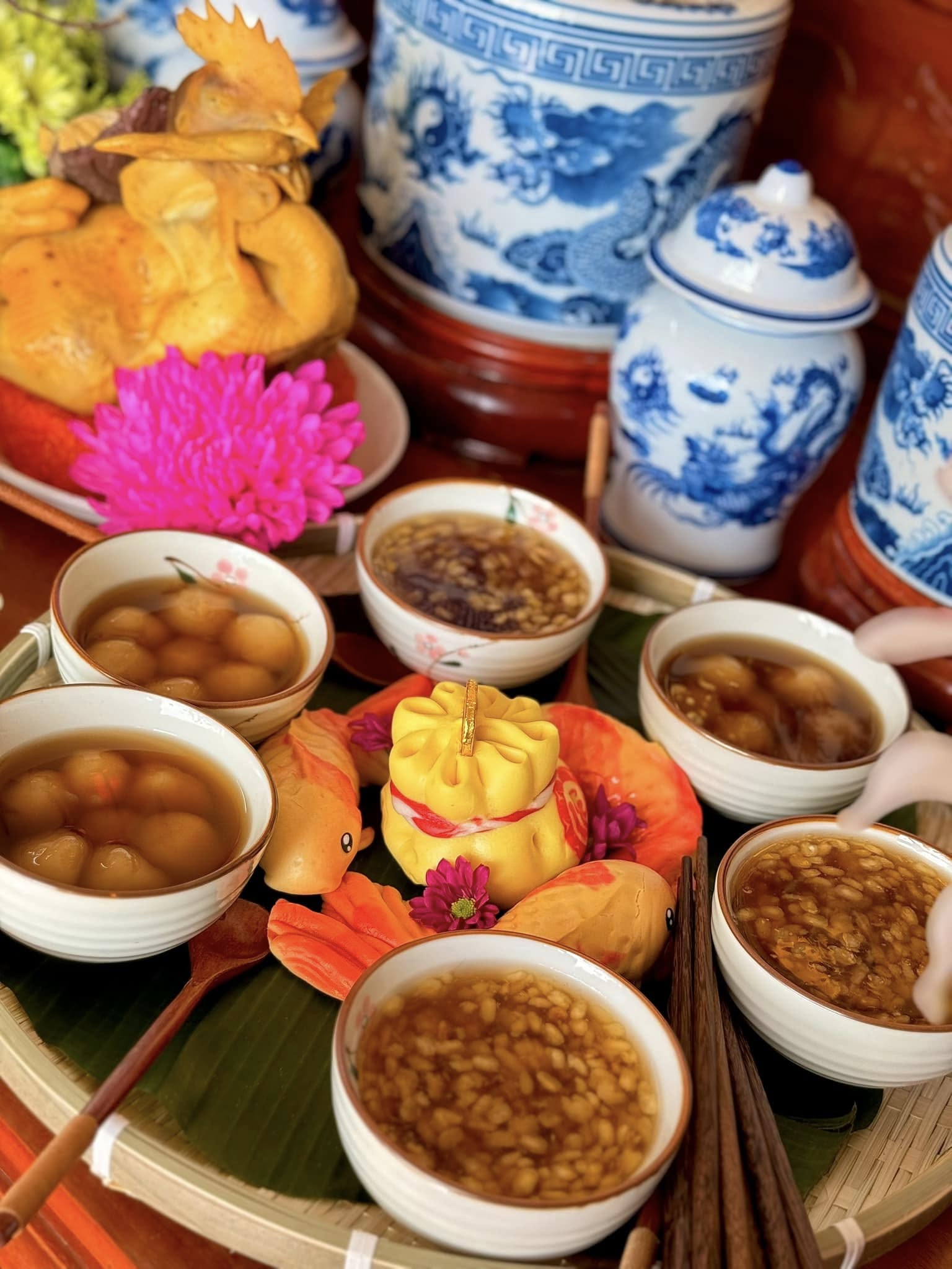 Hội cầu thủ nổi tiếng đ&oacute;n tết: Xu&acirc;n Son "nhập gia tuỳ tục" h&aacute;t karaoke tưng bừng, Văn L&acirc;m c&ugrave;ng vợ bầu decor nh&agrave; cửa - Ảnh 11.