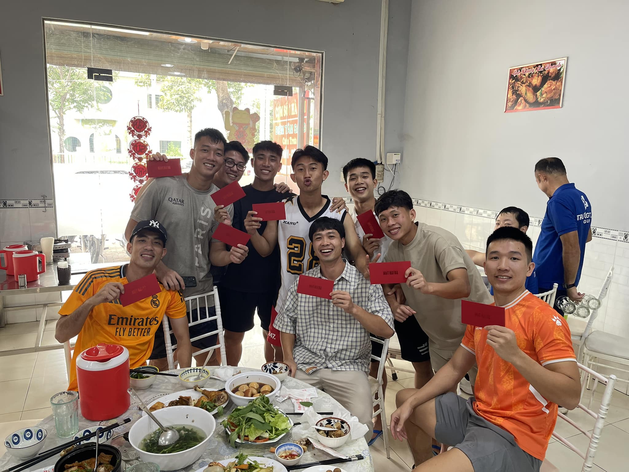 C&ocirc;ng Phượng gi&agrave;u cỡ n&agrave;o m&agrave; l&igrave; x&igrave; cho c&aacute;c đồng đội ở B&igrave;nh Phước FC- Ảnh 1.