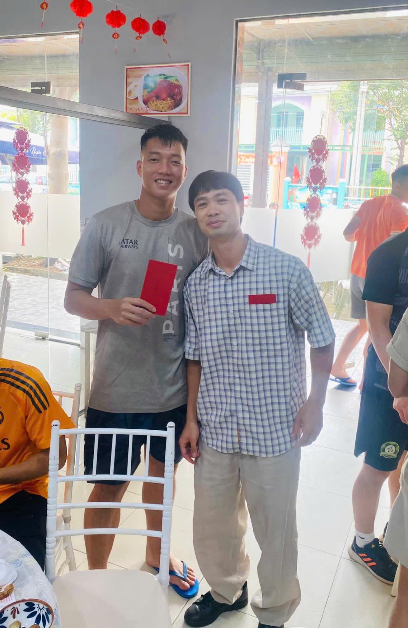 C&ocirc;ng Phượng gi&agrave;u cỡ n&agrave;o m&agrave; l&igrave; x&igrave; cho c&aacute;c đồng đội ở B&igrave;nh Phước FC- Ảnh 2.