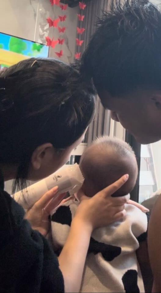 Hội cầu thủ nổi tiếng đ&oacute;n tết: Xu&acirc;n Son "nhập gia tuỳ tục" h&aacute;t karaoke tưng bừng, Văn L&acirc;m c&ugrave;ng vợ bầu decor nh&agrave; cửa - Ảnh 9.