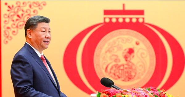 Trung Quốc: B&eacute; trai n&eacute;m ph&aacute;o xuống bể phốt g&acirc;y nổ lớn, nhiều xe sang bị hư hại - Ảnh 1.