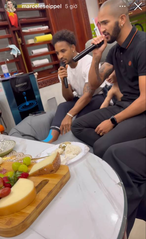 Hội cầu thủ nổi tiếng đ&oacute;n tết: Xu&acirc;n Son "nhập gia tuỳ tục" h&aacute;t karaoke tưng bừng, Văn L&acirc;m c&ugrave;ng vợ bầu decor nh&agrave; cửa - Ảnh 15.