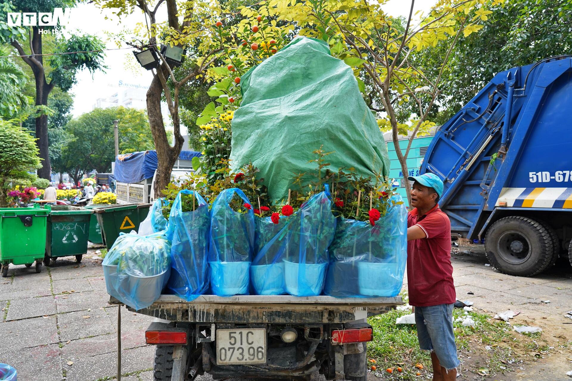TP.HCM: Xả lỗ không ai mua, tiểu thương bỏ hoa, vứt chậu về quê đón giao thừa - Ảnh 11.