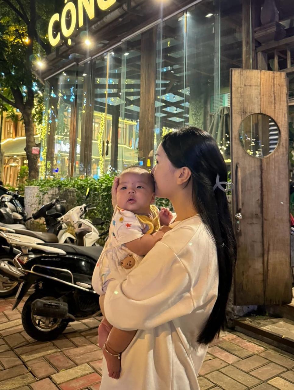 Hội cầu thủ nổi tiếng đ&oacute;n tết: Xu&acirc;n Son "nhập gia tuỳ tục" h&aacute;t karaoke tưng bừng, Văn L&acirc;m c&ugrave;ng vợ bầu decor nh&agrave; cửa - Ảnh 8.