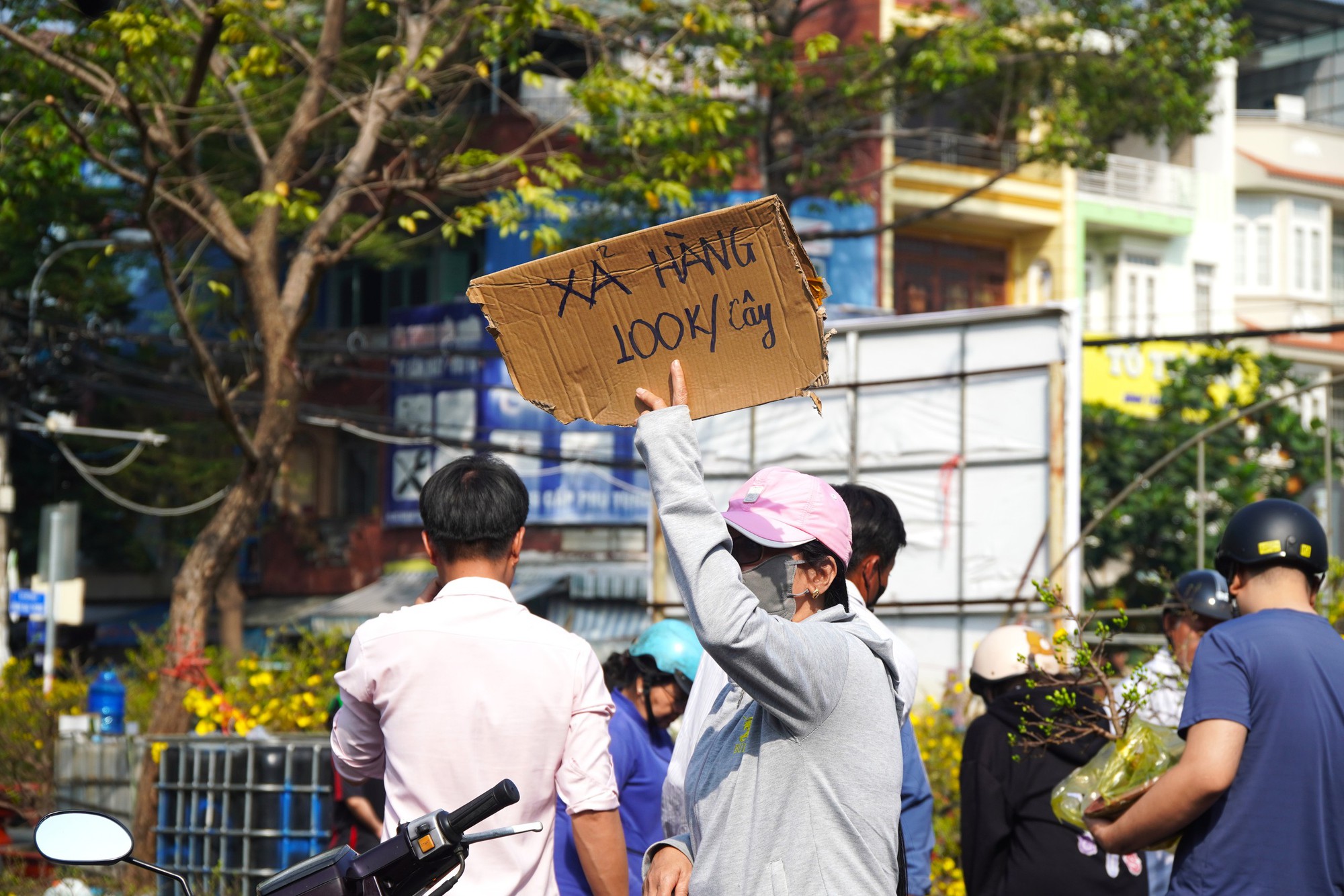 Hoa Tết ở TP HCM ế ẩm, đồng loạt giảm giá vẫn vắng người mua- Ảnh 10. Hoa Tết ở TP HCM ế ẩm, đồng loạt giảm giá vẫn vắng người mua- Ảnh 10.