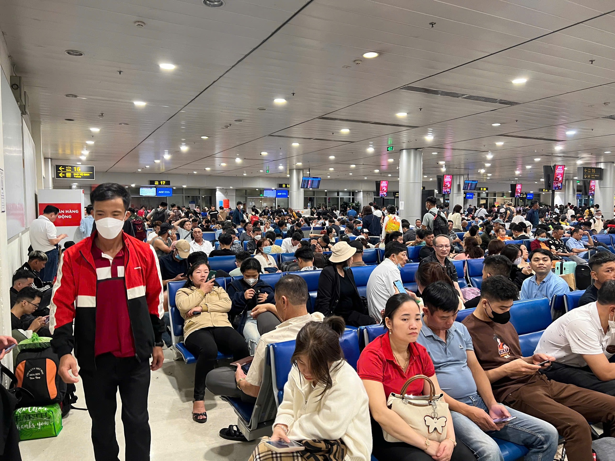 Bất ngờ với gi&aacute; v&eacute; m&aacute;y bay TP HCM - H&agrave; Nội ng&agrave;y 29 Tết v&agrave; đ&ecirc;m giao thừa- Ảnh 1.