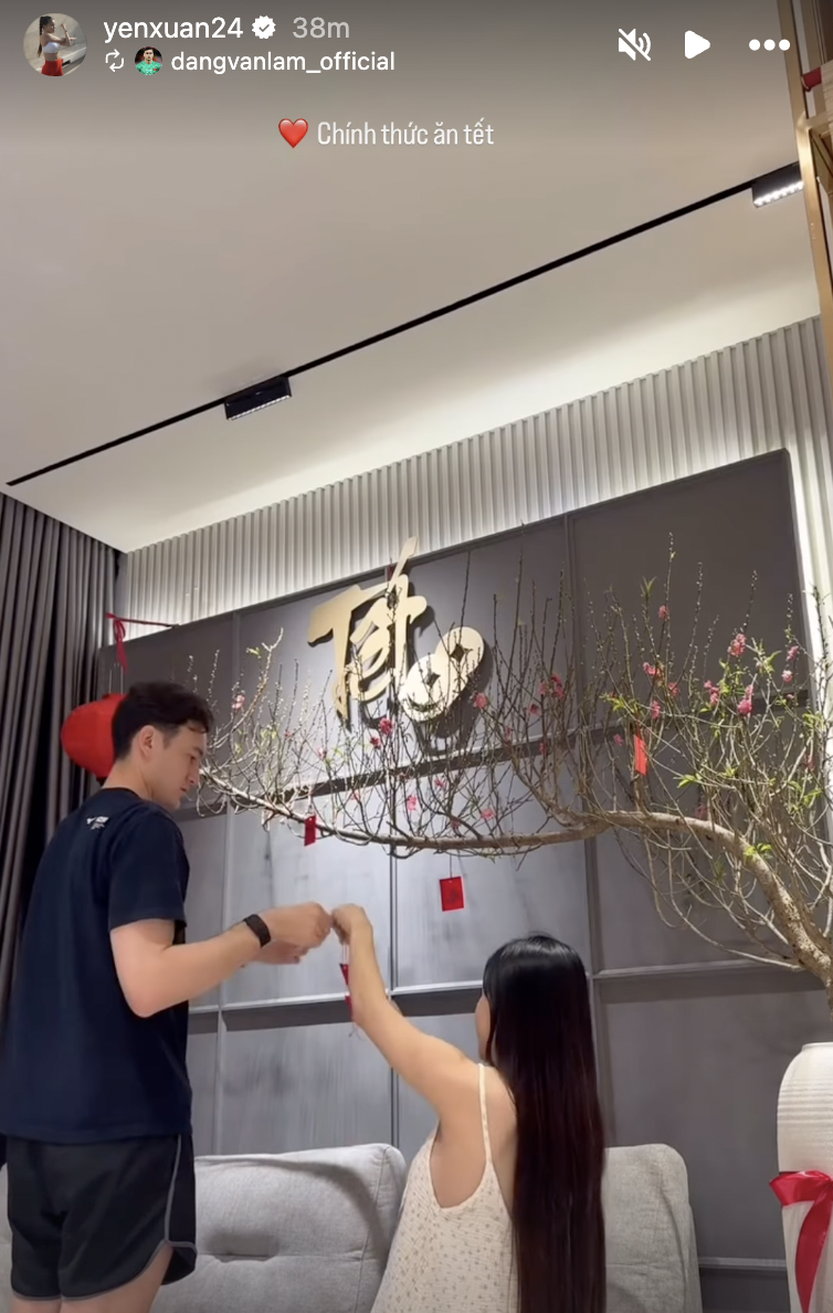 Hội cầu thủ nổi tiếng đ&oacute;n tết: Xu&acirc;n Son "nhập gia tuỳ tục" h&aacute;t karaoke tưng bừng, Văn L&acirc;m c&ugrave;ng vợ bầu decor nh&agrave; cửa - Ảnh 1.