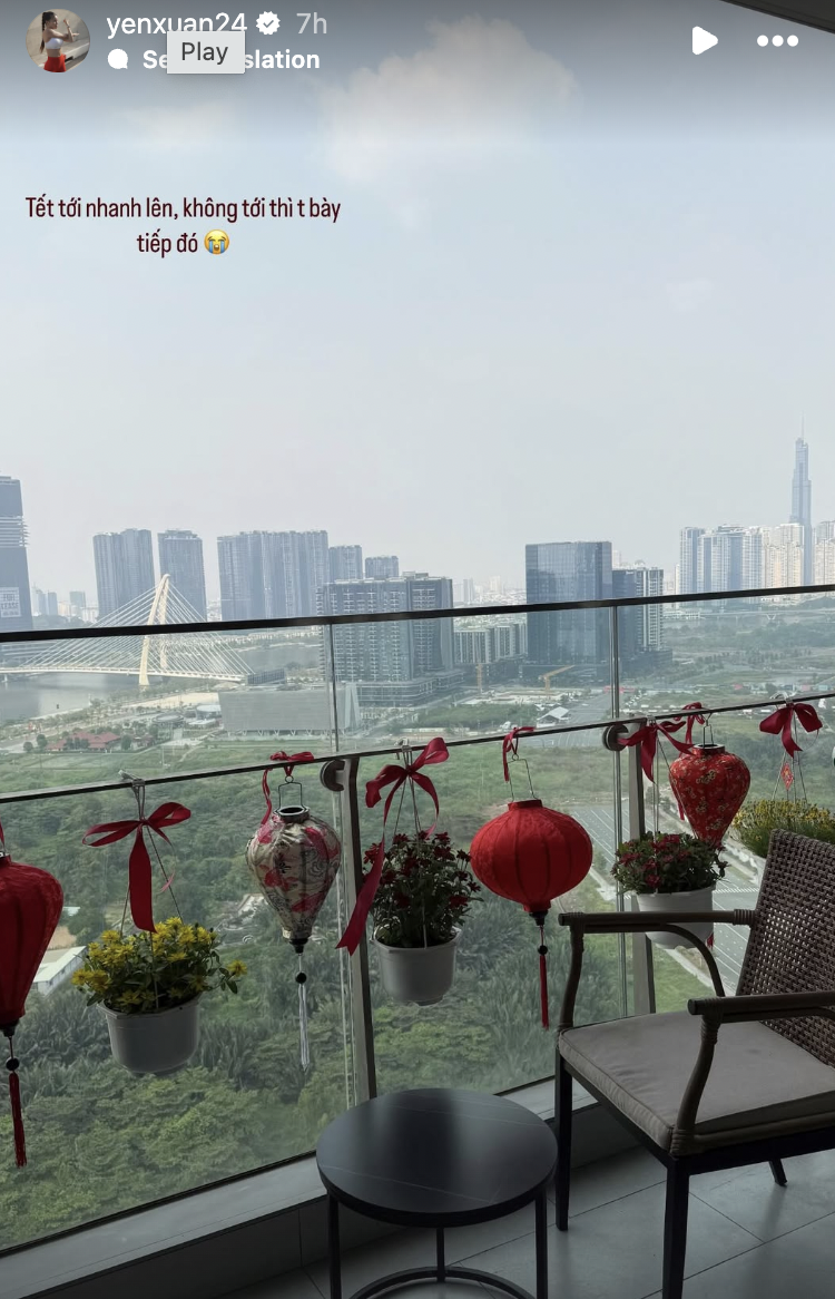 Hội cầu thủ nổi tiếng đ&oacute;n tết: Xu&acirc;n Son "nhập gia tuỳ tục" h&aacute;t karaoke tưng bừng, Văn L&acirc;m c&ugrave;ng vợ bầu decor nh&agrave; cửa - Ảnh 2.