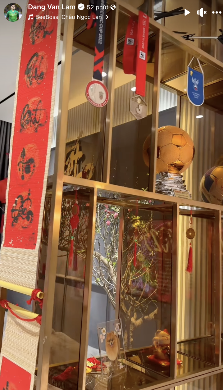 Hội cầu thủ nổi tiếng đ&oacute;n tết: Xu&acirc;n Son "nhập gia tuỳ tục" h&aacute;t karaoke tưng bừng, Văn L&acirc;m c&ugrave;ng vợ bầu decor nh&agrave; cửa - Ảnh 6.