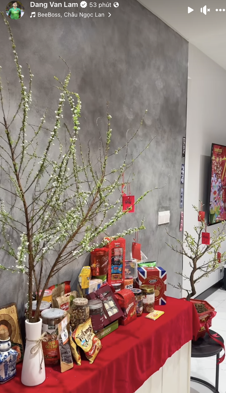 Hội cầu thủ nổi tiếng đ&oacute;n tết: Xu&acirc;n Son "nhập gia tuỳ tục" h&aacute;t karaoke tưng bừng, Văn L&acirc;m c&ugrave;ng vợ bầu decor nh&agrave; cửa - Ảnh 5.