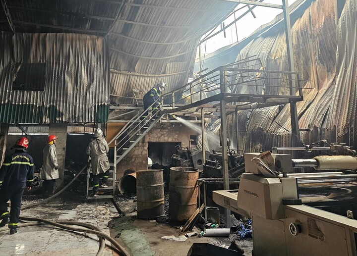 Cháy xưởng tạm ở Hà Nội ngày 29 Tết thiêu rụi 2 ô tô - Ảnh 2.