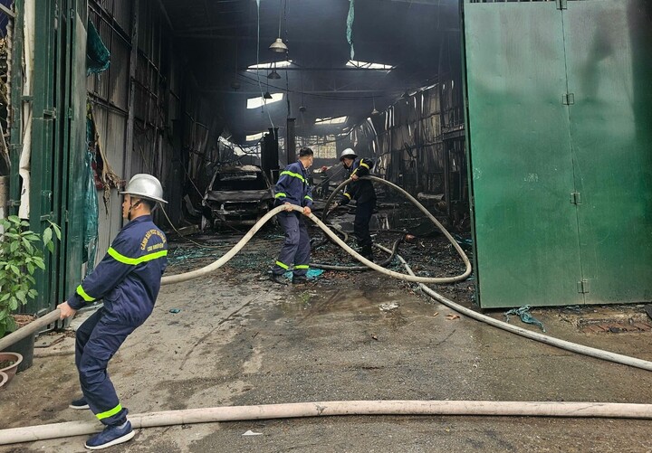 Cháy xưởng tạm ở Hà Nội ngày 29 Tết thiêu rụi 2 ô tô - Ảnh 1.
