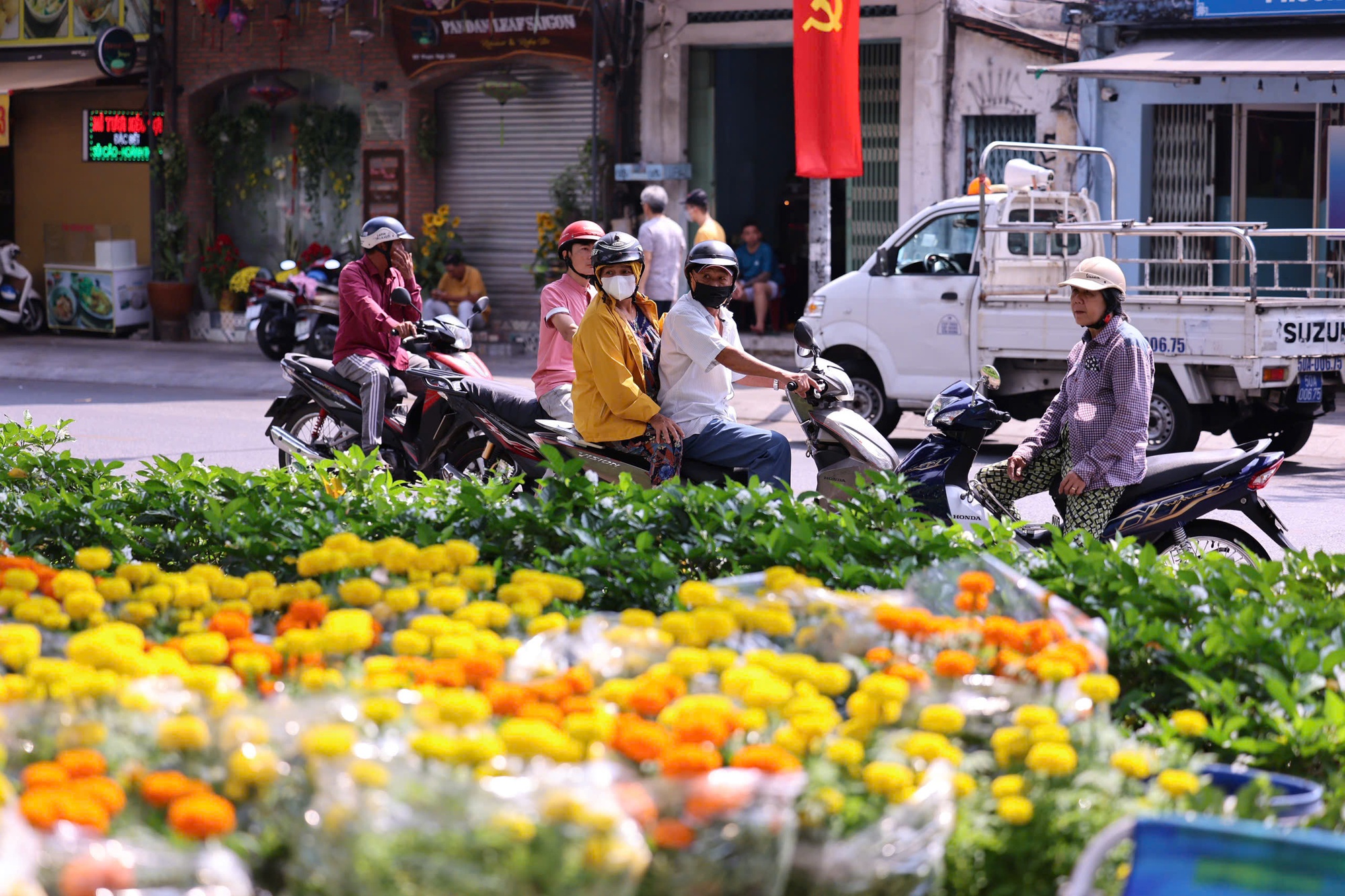 Hoa Tết ở TP HCM ế ẩm, đồng loạt giảm giá vẫn vắng người mua- Ảnh 25. Hoa Tết ở TP HCM ế ẩm, đồng loạt giảm giá vẫn vắng người mua- Ảnh 25.