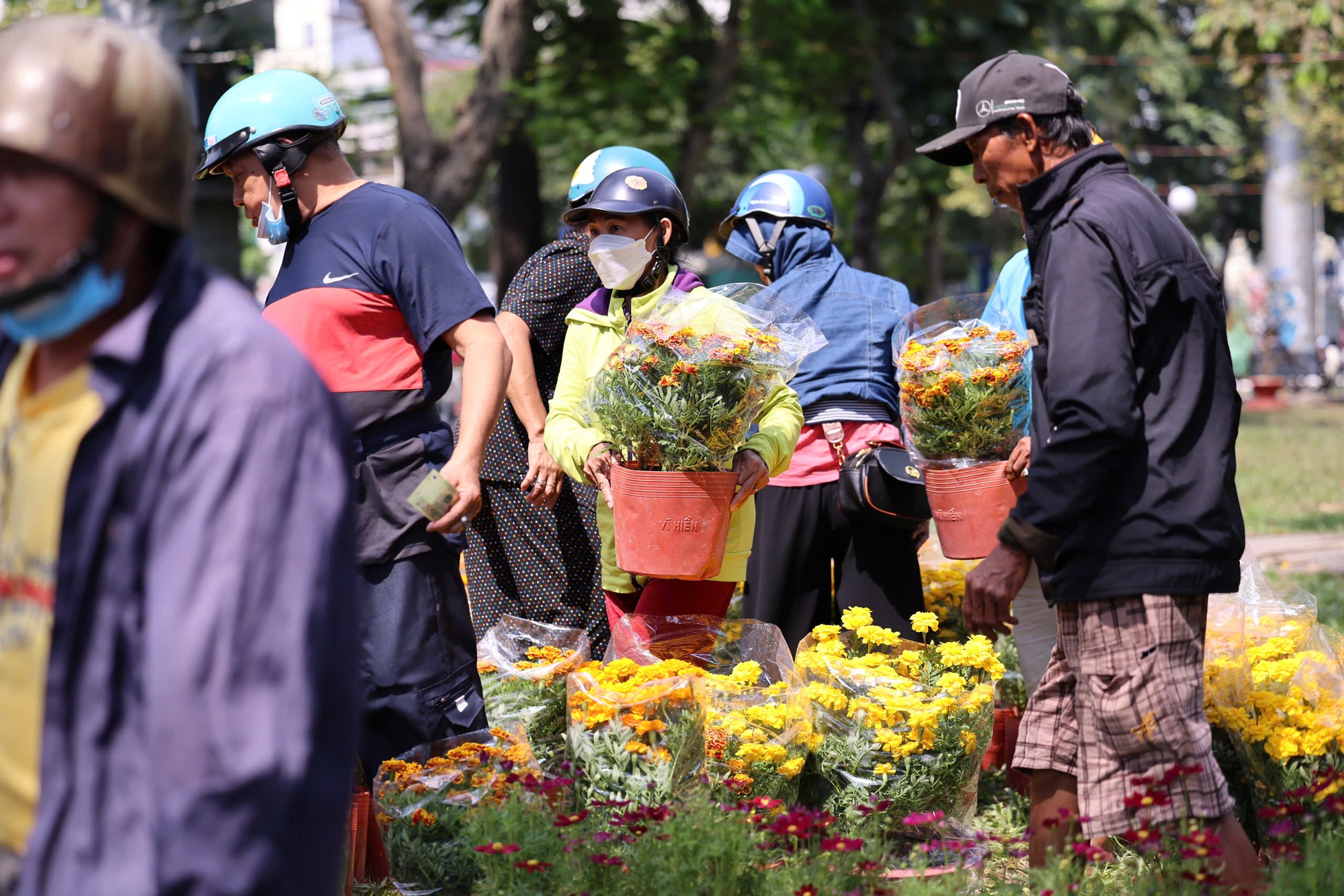 Hoa Tết ở TP HCM ế ẩm, đồng loạt giảm giá vẫn vắng người mua- Ảnh 21. Hoa Tết ở TP HCM ế ẩm, đồng loạt giảm giá vẫn vắng người mua- Ảnh 21.
