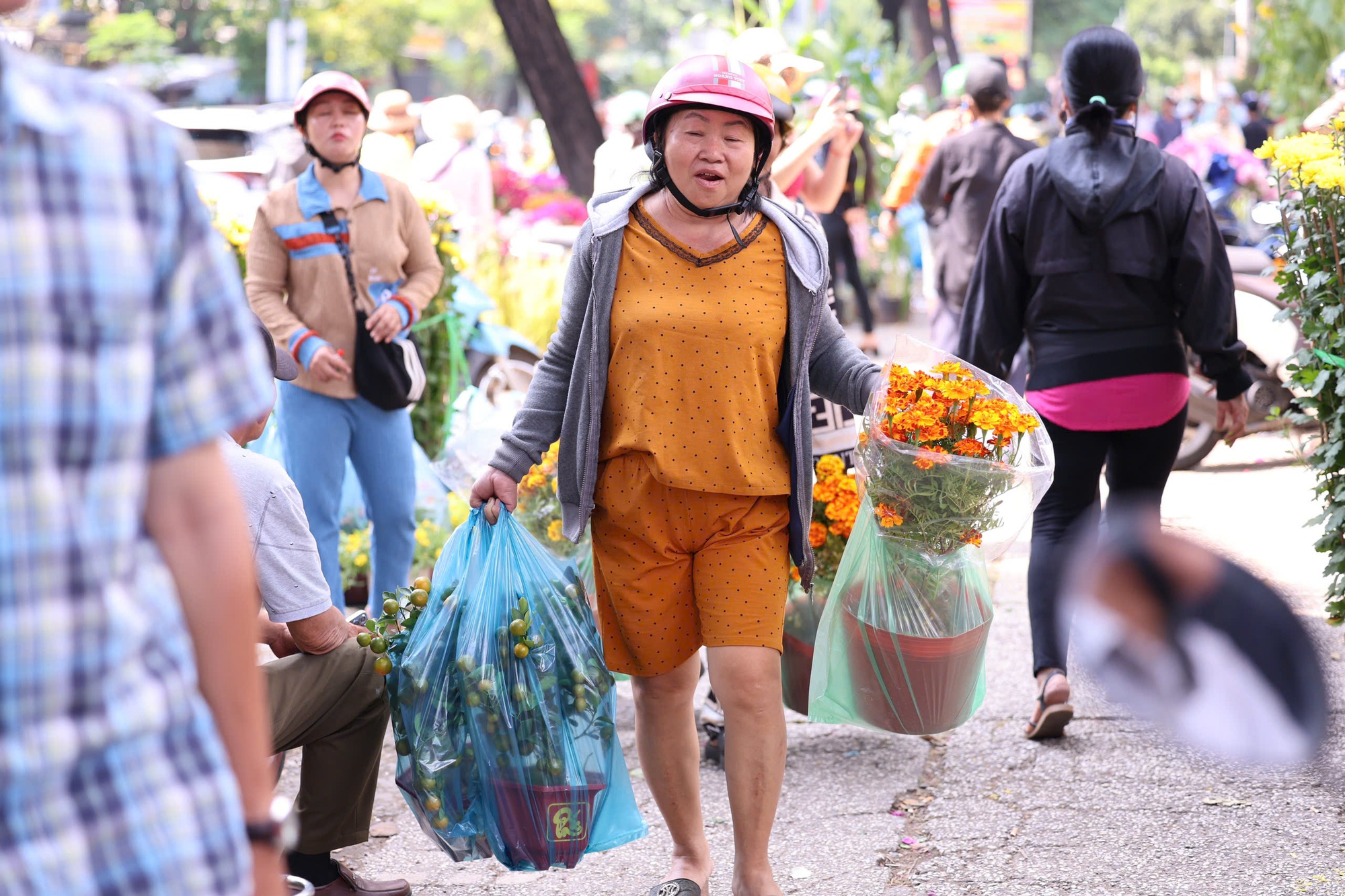 Hoa Tết ở TP HCM ế ẩm, đồng loạt giảm giá vẫn vắng người mua- Ảnh 24. Hoa Tết ở TP HCM ế ẩm, đồng loạt giảm giá vẫn vắng người mua- Ảnh 24.