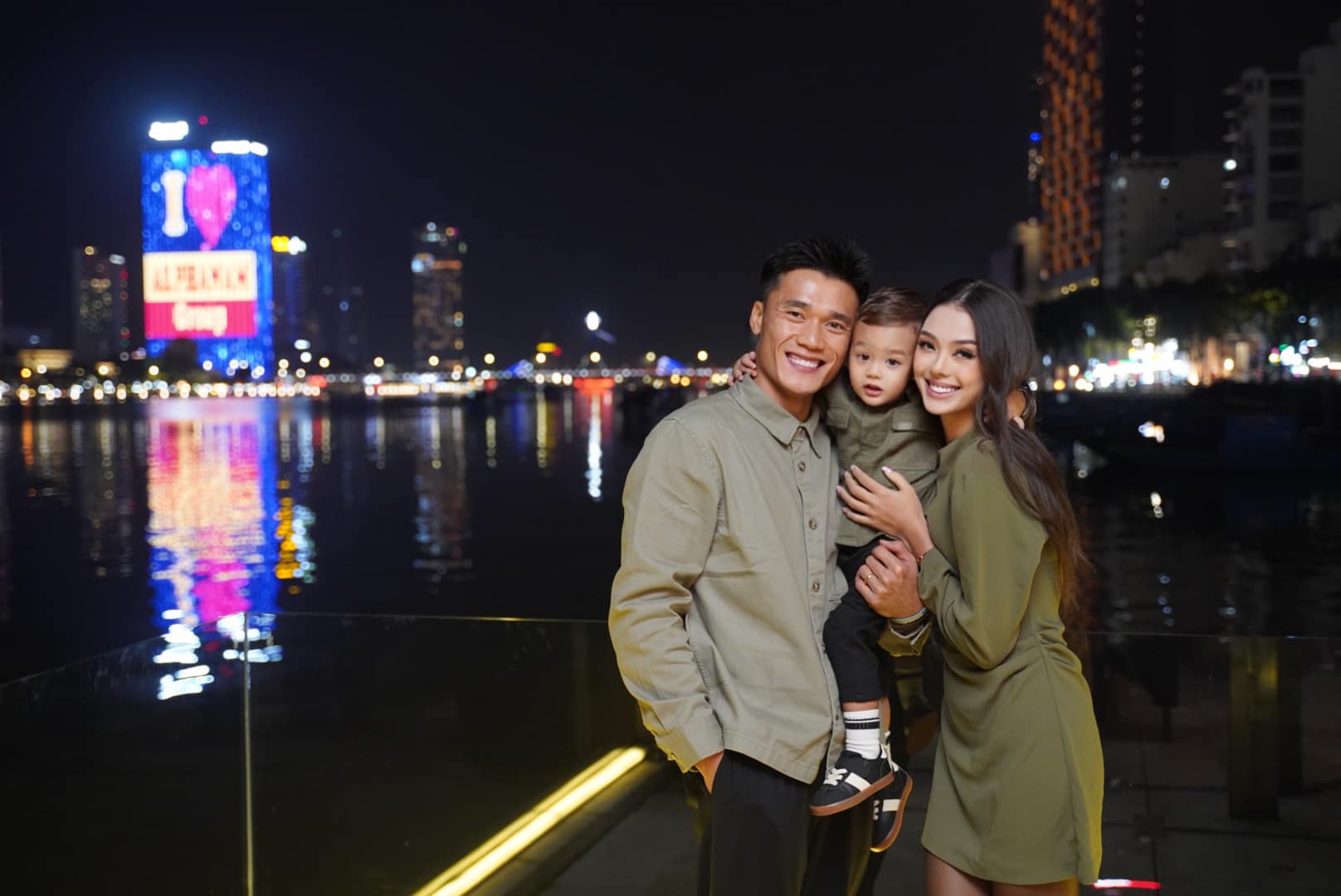 Bùi Tiến Dũng đưa vợ mẫu tây và con trai về quê ăn tết, nàng WAG có một hành động này với mẹ chồng- Ảnh 5. Bùi Tiến Dũng đưa vợ mẫu tây và con trai về quê ăn tết, nàng WAG có một hành động này với mẹ chồng- Ảnh 5.