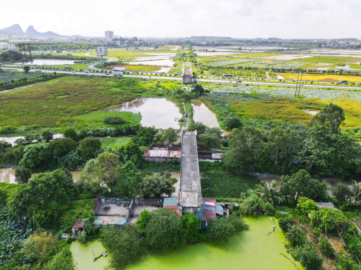 Cận cảnh cầu cụt Bắc Ninh 20 năm chưa hoàn thành trong dự án đường sắt tỷ đô - Ảnh 2.