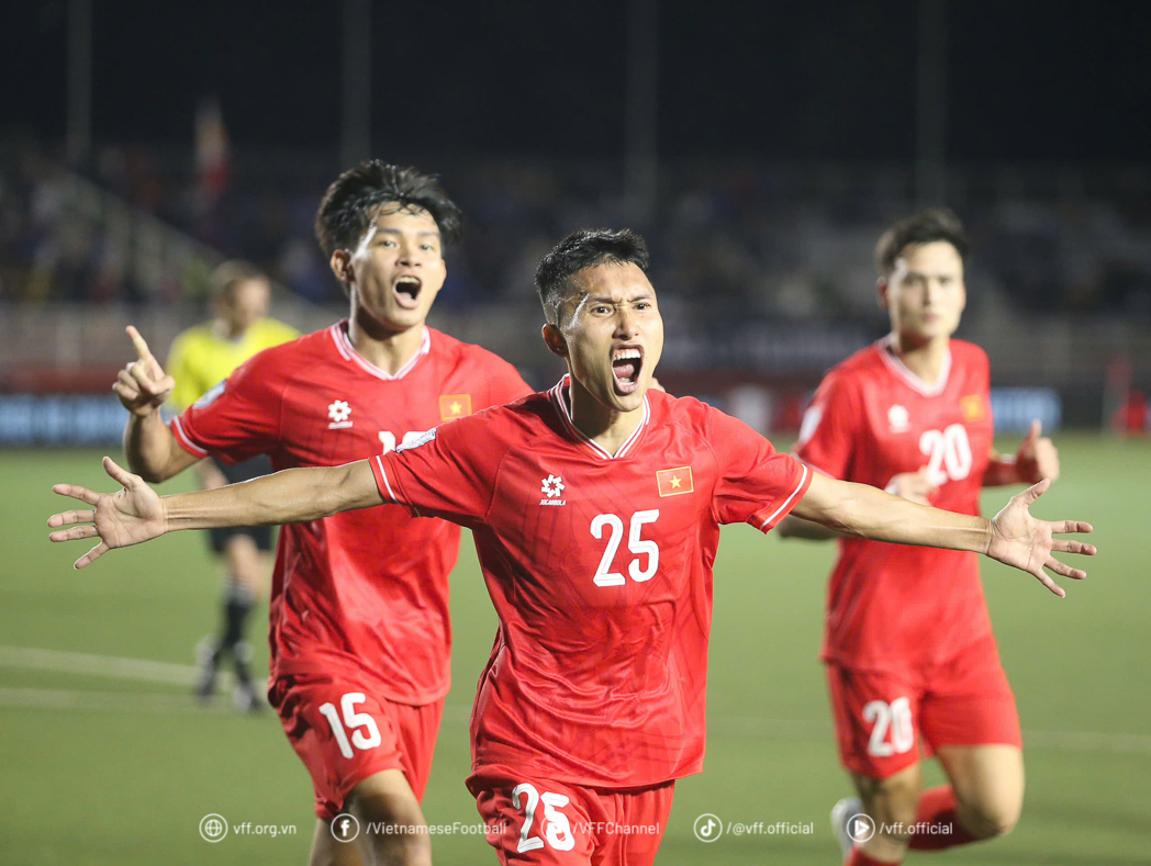 AFF Cup: Cái bắt tay khiến trọng tài “đứng hình” và “chiến binh không phổi” của đội tuyển Việt Nam - Ảnh 2.