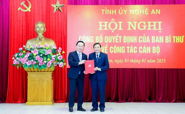 Chuẩn y chức Phó Bí thư tỉnh ủy Nghệ An cho ông Lê Hồng Vinh - Ảnh 1.