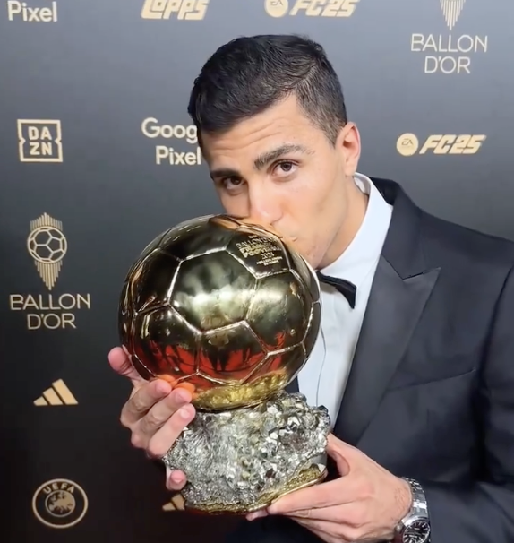 Rodri đáp trả Ronaldo "cực gắt" về nghi ngờ Quả bóng vàng 2024- Ảnh 1.