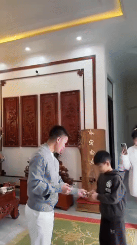 Cận cảnh Quang Hải cầm xấp tiền, đếm rồi lì xì cho mẹ vợ, dân mạng "chỉ biết ước" nhưng vẫn góp ý 1 điều - Ảnh 2. Cận cảnh Quang Hải cầm xấp tiền, đếm rồi lì xì cho mẹ vợ, dân mạng "chỉ biết ước" nhưng vẫn góp ý 1 điều - Ảnh 2.