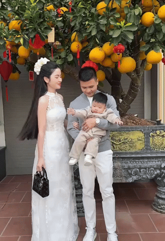 Cận cảnh Quang Hải cầm xấp tiền, đếm rồi lì xì cho mẹ vợ, dân mạng "chỉ biết ước" nhưng vẫn góp ý 1 điều - Ảnh 3. Cận cảnh Quang Hải cầm xấp tiền, đếm rồi lì xì cho mẹ vợ, dân mạng "chỉ biết ước" nhưng vẫn góp ý 1 điều - Ảnh 3.